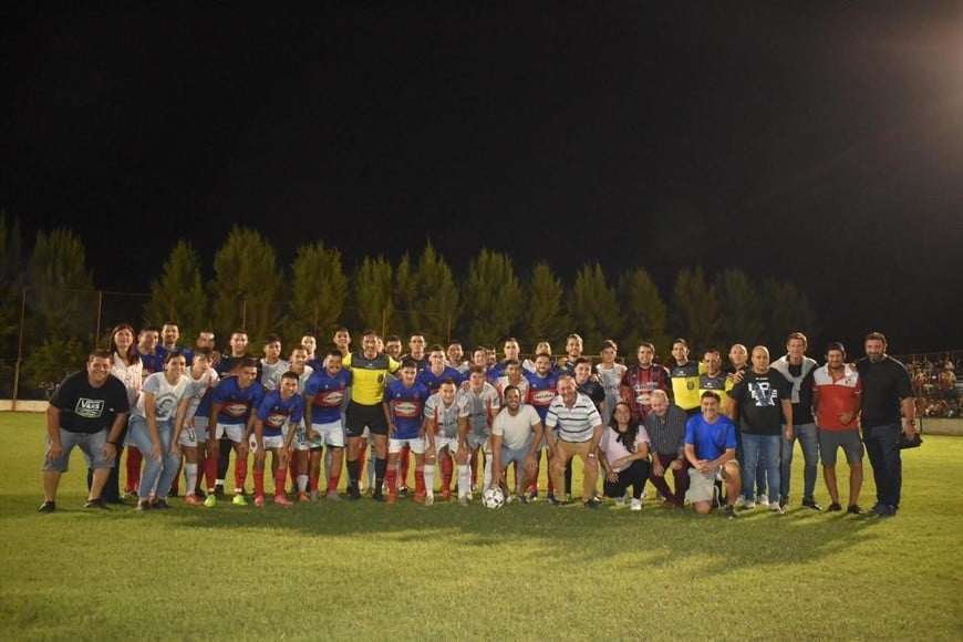 Todos juntos. Campeón y subcampeón. La Perla y Cosmos FC, junto a los árbitros y gran parte de los que trabajaron en el organización del evento.
