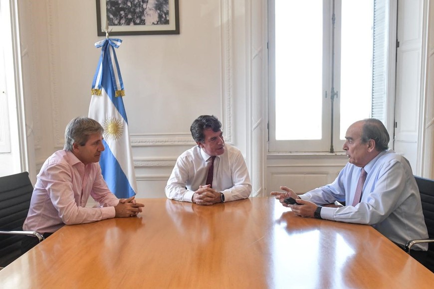 El jefe de Gabinete, Nicolás Posse, junto al ministro de Economía, Luis Caputo, y el ministro de Interior, Guillermo Francos, se reunieron este lunes en Casa Rosada.