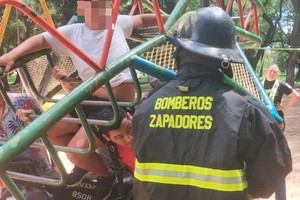 En pleno rescate, los bomberos asistieron al niño atrapado.