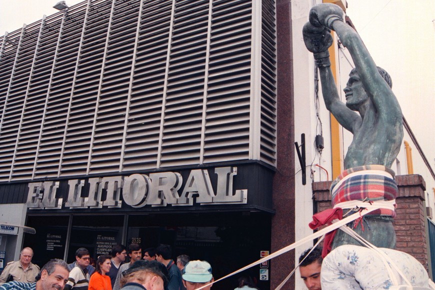 Favaretto Forner en la creación del monumento a Monzón que luego se emplazó en el lugar del accidente, en la ruta 1.