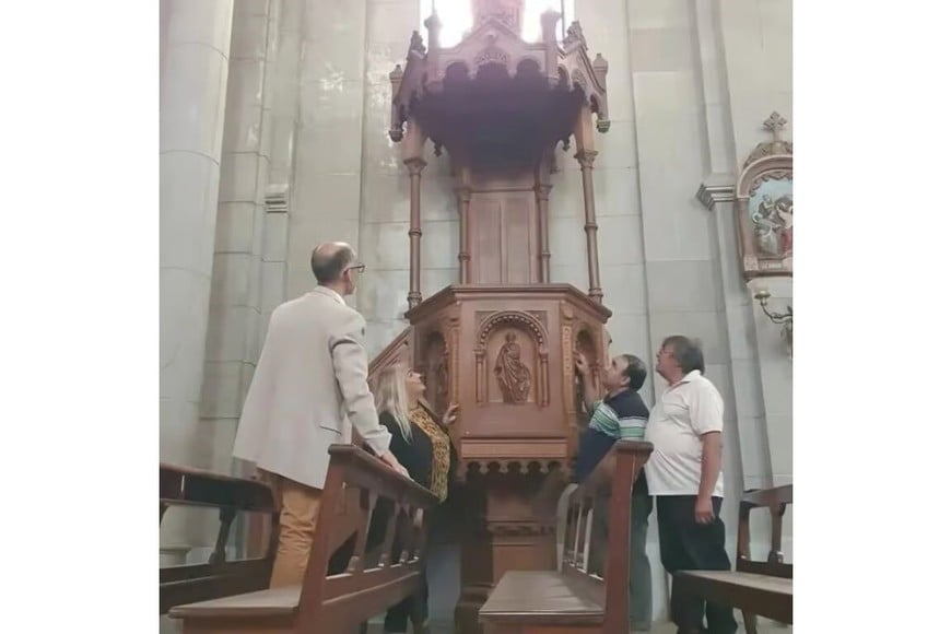 Visita de Claudia Rosenthal a la Iglesia de Aarón Castellanos, reconocida por su arquitectura y mobiliario.