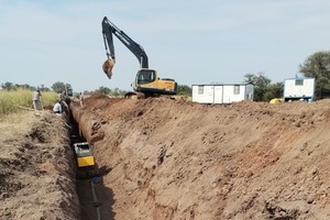 En su paso por Tostado, Lisandro Enrico efectuó una recorrida por el sector donde se hará la toma de agua del río Salado. Estuvo acompañado por el secretario de Aguas y Saneamiento, Leonel Marmiroli, la subsecretaria Vilma Olivieri y la directora provincial de Acueductos, Paula Nardín, entre otras autoridades.