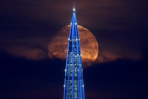 La Luna vista sobre San Petersburgo, en Rusia. Foto: Reuters.