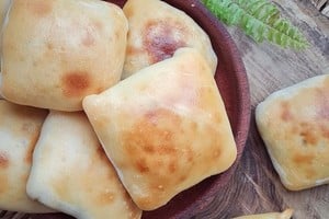 Pirok (El pirok es un plato típico de la cocina argentina que se caracteriza por su deliciosa combinación de carne y masa. Es una opción perfecta para disfrutar en familia o con amigos. A continuación, te presentamos la receta para preparar este exquisito plato).