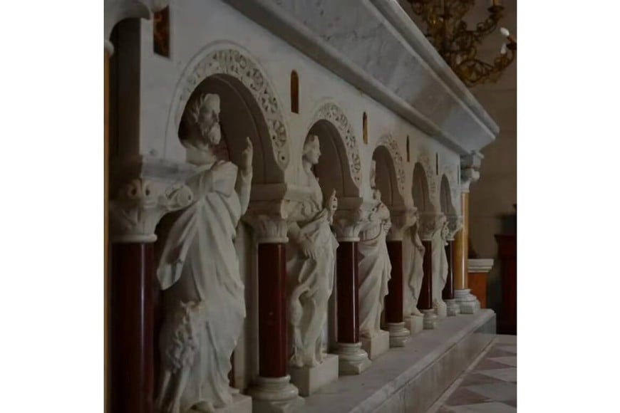 "El front del altar mayor está esculpido en relieve en mármol de Carrara", detalla Rosenthal.