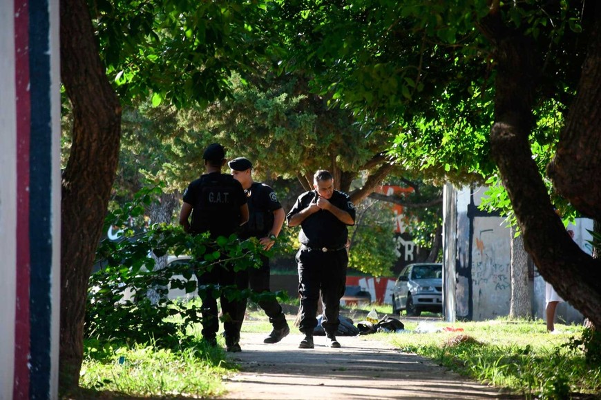 Oficiales de la policía en medio de la zona donde se desarrollaron los hechos. Foto: Pablo Aguirre
