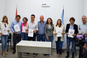 Las autoridades provinciales junto a presidentes comunales del sur provincial.