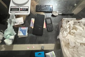 En dos de los ocho inmuebles allanados secuestraron material estupefaciente.