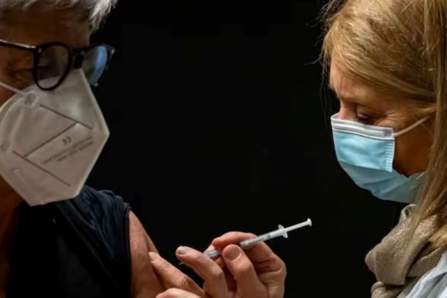 El hombre proporcionó muestras frescas de sangre y saliva.