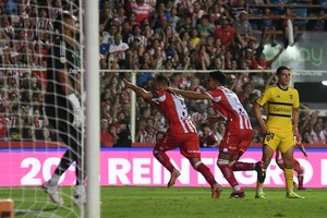 Unión le ganó a Boca en Santa Fe con un gol de Claudio Corvalán en el final del partido. El "Tatengue" suma tres triunfos consecutivos. Crédito: Manuel Fabatía