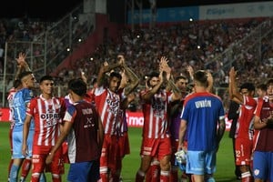 El saludo de los jugadores de Unión a los hinchas tras el triunfo ante Boca. Crédito: Manuel Fabatía