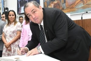 La firma del intendente Juan Pablo Poletti este miércoles en el Concejo. Crédito: Flavio Raina