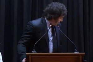 "Juro que no los nombro más", bromeó Milei tras decir la palabra "zurdos" en simultáneo al desmayo del joven.