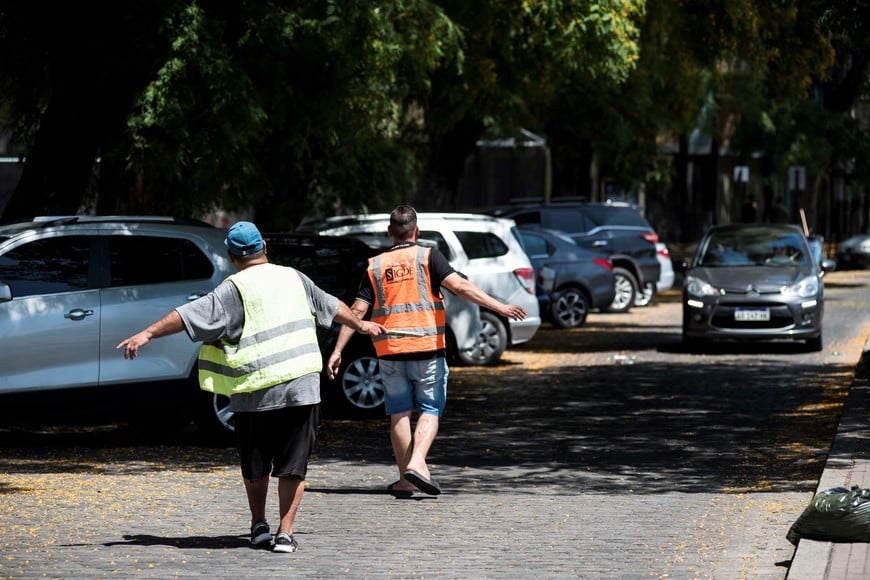 Trapitos. Acá o allá, indican a dónde dejar el auto, y luego cobran.

Marcelo Manera.