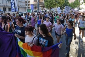 Este año, la marcha de las mujeres y las disidencias para reclamar por sus derechos se debió postergar por el paro de colectivos, lo que impide a muchas de ellas llegar hasta el centro de la ciudad. Crédito: Pablo Aguirre