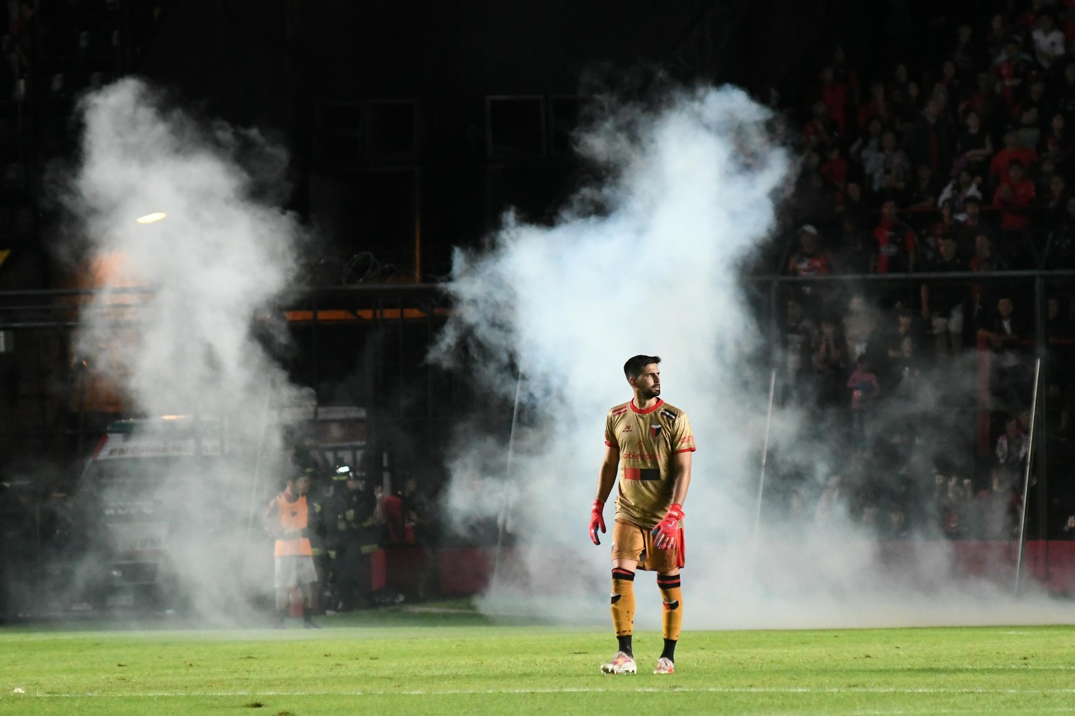 Algo no anda bien con la hinchada de Colón. En la popular sur en el último partido de local dos bombas de estruendos cayeron dentro del campo de juego.