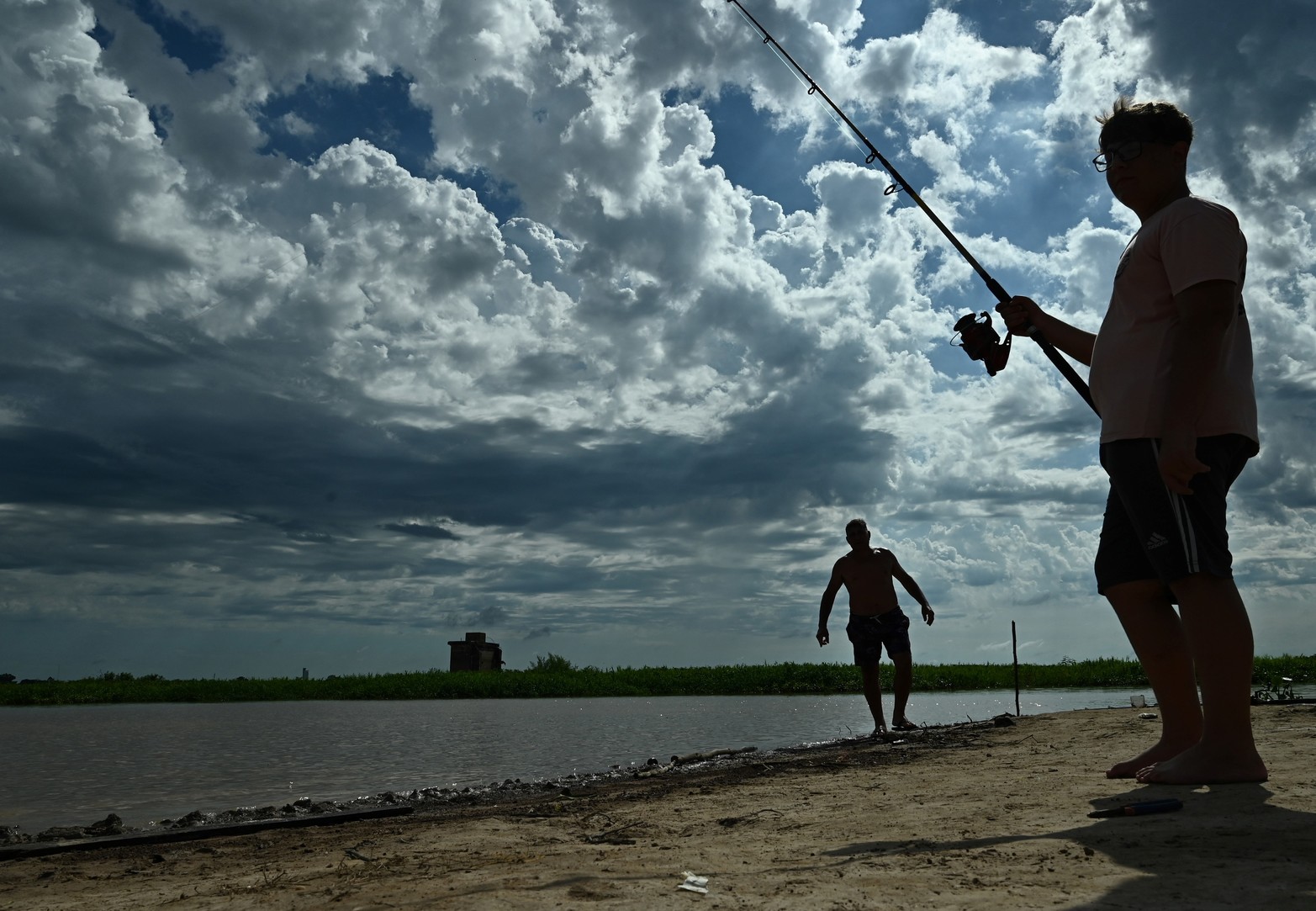 A río revuelto, ganancia para el pescador. Mientras un frente de tormenta se acerca varias familias los fines de semana encuentra un lugar de recreación sobre el espejo de agua que nos rodea.