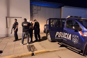 El momento en que el malviviente es trasladado por los efectivos policiales.