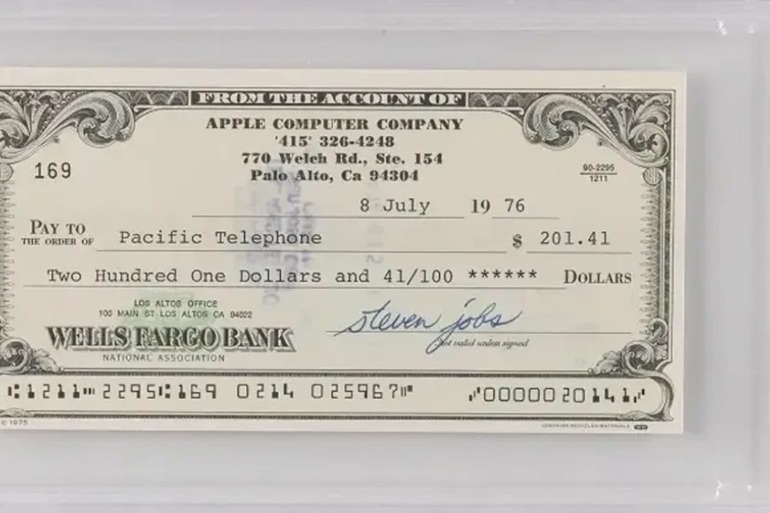 El cheque con la firma de Steve Jobs.