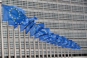 Banderas de la Unión Europea ondean frente a la sede de su Comisión en Bruselas, Bélgica. Crédito: Yves Herman/Reuters