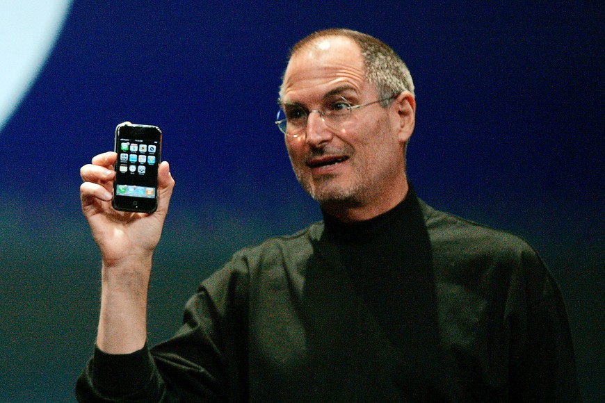 FILE PHOTO --  Apple Computer Inc. Chief Executive Officer Steve Jobs holds the new iPhone in San Francisco, California January 9, 2007.  REUTERS/Kimberly White/File Photo eeuu california Steve Jobs ceo de apple durante la presentacion del primer iphone