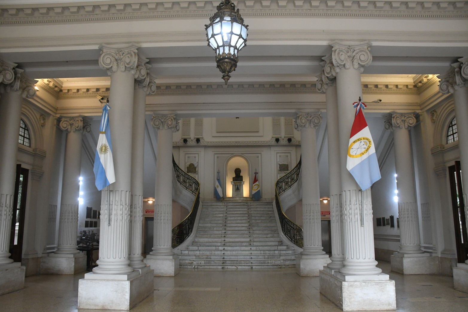 La simetría en el hall de ingreso a la casa de Gobierno de Santa Fe.