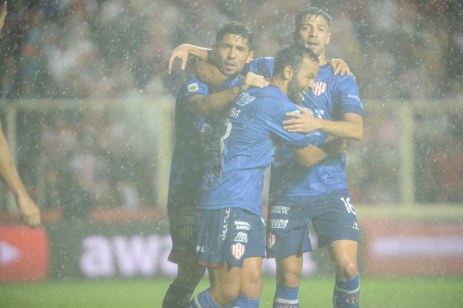La lluvia le trajo suerte. Unión que venía de un flojo inicio de torneo, volvió a ganar en su estadio goleando (4 a 1) bajo la lluvia a Independiente de Rivadavia de Mendoza. Luego le ganó a Sarmiento de visitante y a Boca de local.  