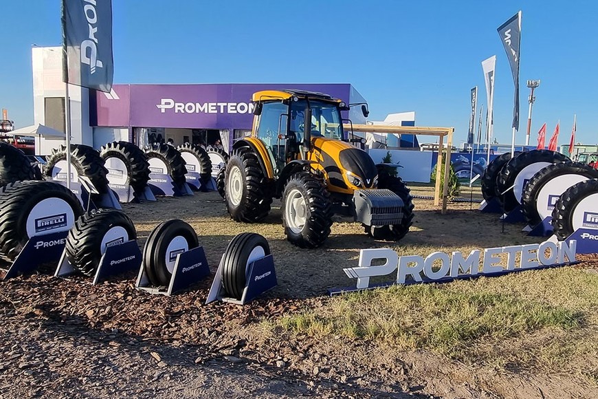 Con un espacio propio,  Fleming y Martolio exhibió la oferta de la división agro de sus neumáticos Pirelli.