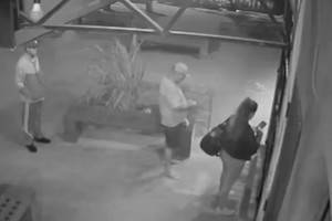 El ladrón que tenía la réplica le apuntó y es por eso que la agente le respondió a los tiros.