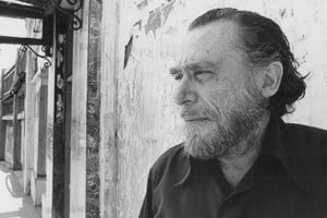 "Cuando nazcan estúpidos mejores y más grandes, Bukowski todavía estará al frente del desfile", le escribió a un amigo en una carta de 1966 el autor de Factótum. Foto: Libros del Zorro Rojo