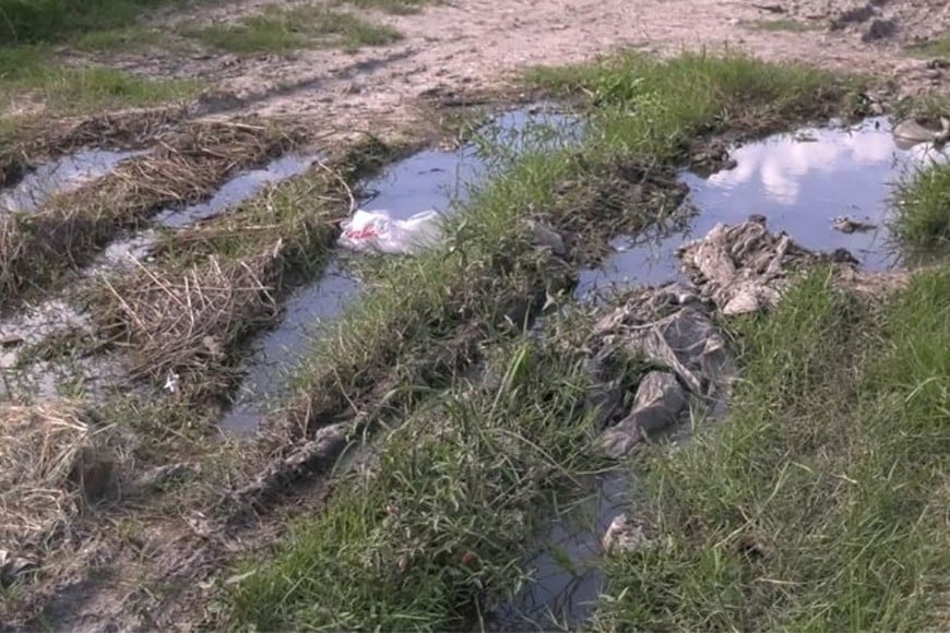 Las calles intransitables dificultan la movilidad de los residentes de Villa Oculta.