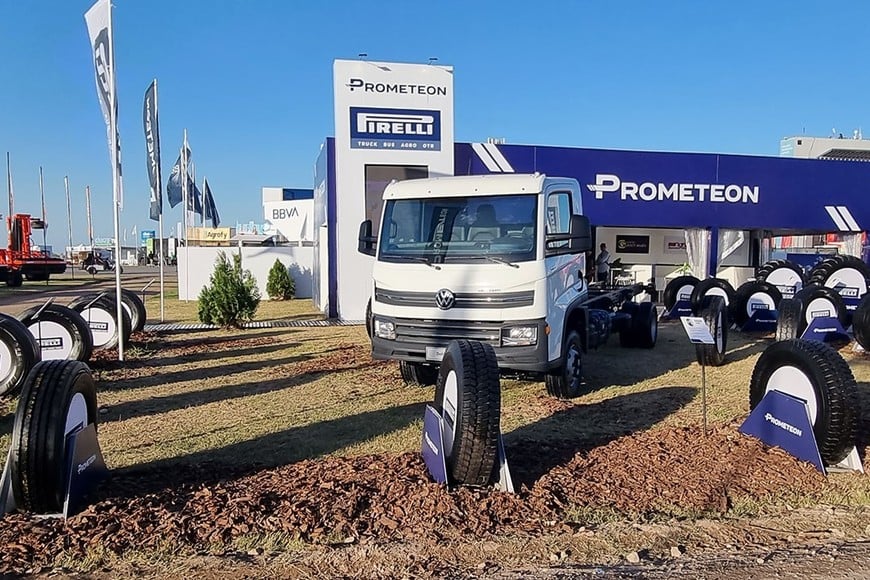 La firma santafesina está presente en la muestra con toda su gama de neumáticos para el sector.