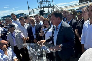 En la ocasión, la ministra Bullrich anunció que destinará agentes federales a San Lorenzo para reforzar la seguridad en puntos estratégicos de la ciudad.