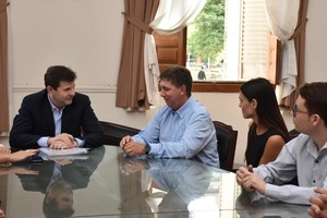 “La actividad política, en su esencia, requiere de un enfoque colaborativo y coordinado para lograr resultados tangibles. Es por ello que desde Las Colonias siempre impulsamos una labor diaria  basada en la cooperación y el trabajo conjunto, como pilares fundamentales para la transformación positiva de la sociedad", amplió el senador.