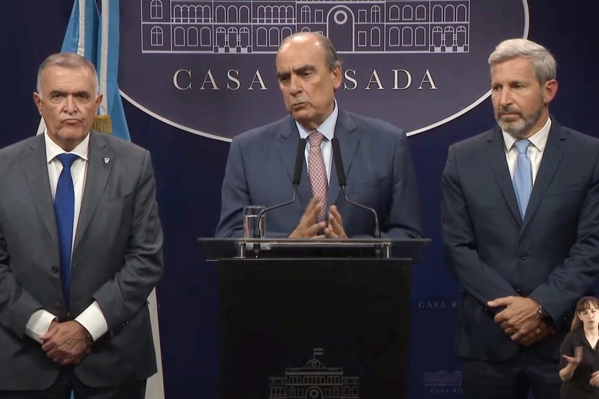 El ministro del interior Guillermo Francos junto a los gobernadores Osvaldo Jaldo y Rogelio Frigerio durante la conferencia de prensa luego de la reunión en Casa Rosada.