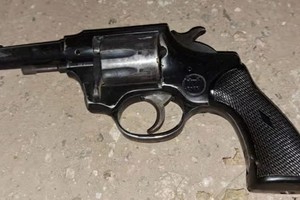 El revólver que el agresor perdió cuando huía del lugar.