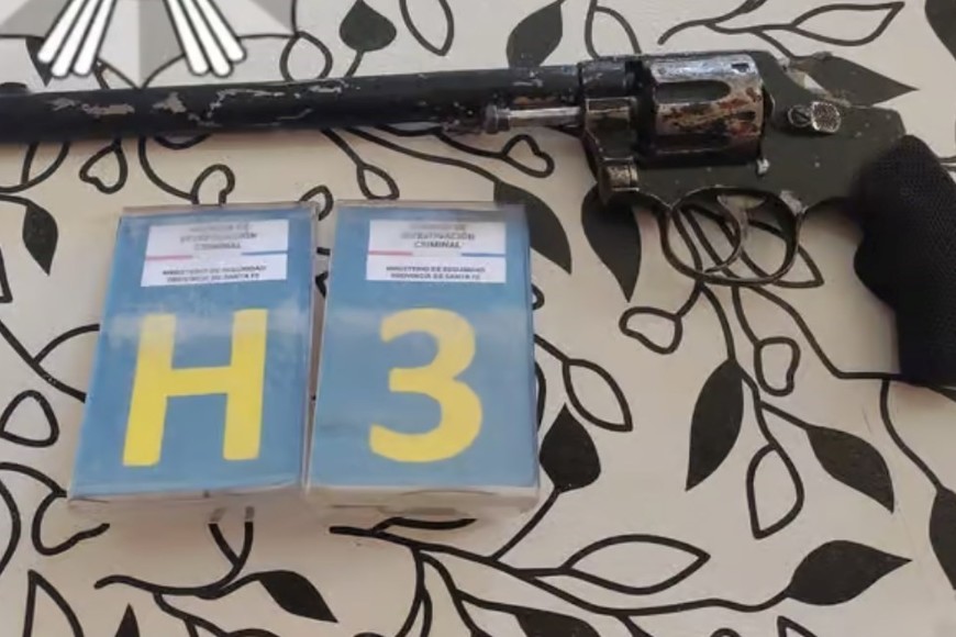 Una de las armas secuestradas durante los allanamientos en viviendas de sospechosos.