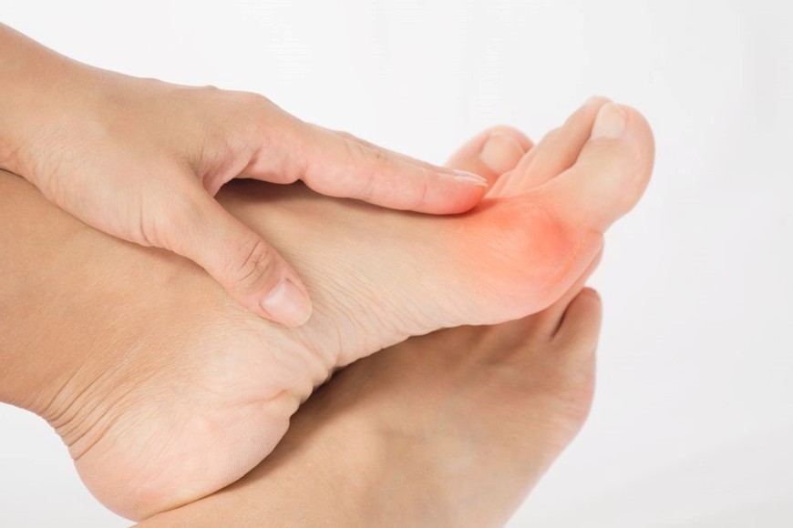 Es importante usar calzados adecuados y cómodos, evitando los tacones altos y los zapatos ajustados