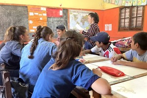 Una jornada de apoyo escolar de las que brinda la beca. Foto: Gentileza Monte Adentro.