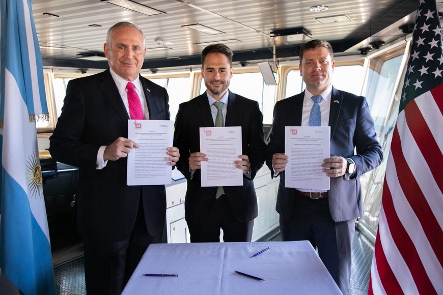 El acta llevó la firma del Embajador de Estados Unidos, el Interventor de AGP y el representante del Cuerpo de Ingenieros de Estados Unidos. Foto: Gentileza AGP