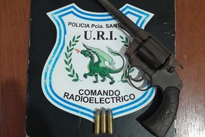 El poderoso revólver incautado por la policía. Crédito: El Litoral.