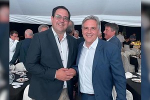Enrique Vallejos juntos a Martín Llaryora.