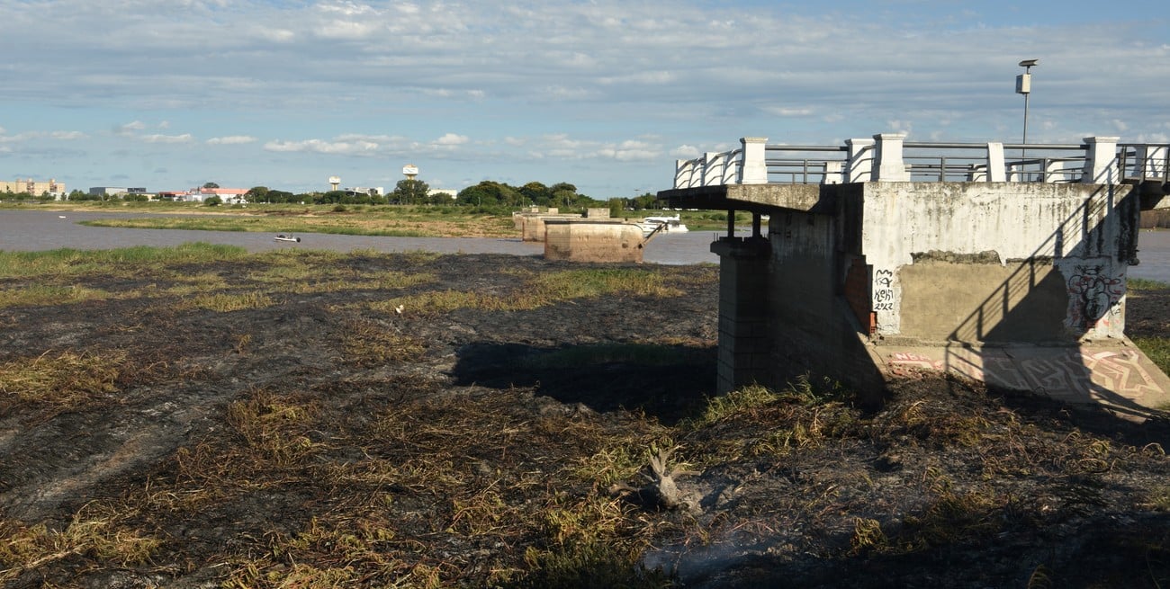 Incendio de pastizales en el embalsado de la Laguna Setúbal 