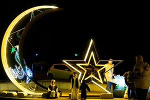 (240310) -- BEIRUT, 10 marzo, 2024 (Xinhua) -- Imagen del 9 de marzo de 2024 de decoraciones mostradas en las calles para celebrar la llegada del mes del Ramadán, en Beirut, Líbano. (Xinhua/Bilal Jawich) (rtg) (ah) (da)