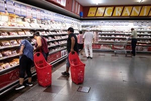 (231212) -- BUENOS AIRES, 12 diciembre, 2023 (Xinhua) -- Personas realizan compras en un supermercado previo a los anuncios de un "paquete de medidas económicas" por parte del ministro de Economía, Luis Caputo, en la ciudad de Buenos Aires, Argentina, el 12 de diciembre de 2023. (Xinhua/Martín Zabala) (mz) (oa) (ah) (vf)
