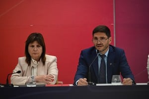 Maximiliano Pullaro, gobernador de la provincia de Santa Fe, en la conferencia de este lunes junto a Patricia Bullrich, ministra de Seguridad de la Nación. Crédito: Marcelo Manera
