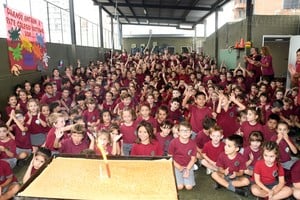 Festejos en el IES por los 15 años de la escuela primaria. Crédito: Flavio Raina