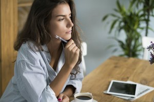 La filosofía Omdenken no se limita a situaciones extremas o conflictivas; también ofrece un enfoque valioso para abordar los desafíos cotidianos.