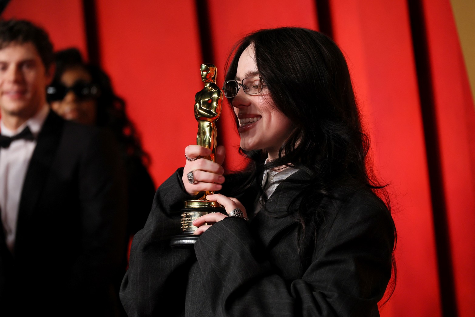 Billie Eilish posa con el Oscar a la Mejor Canción Original por "¿Para qué fui hecho?" De 'Barbie' cuando llega a la fiesta Vanity Fair Oscar después de los 96º Premios de la Academia, conocidos como los Oscar, en Beverly Hills, California, EE.UU.