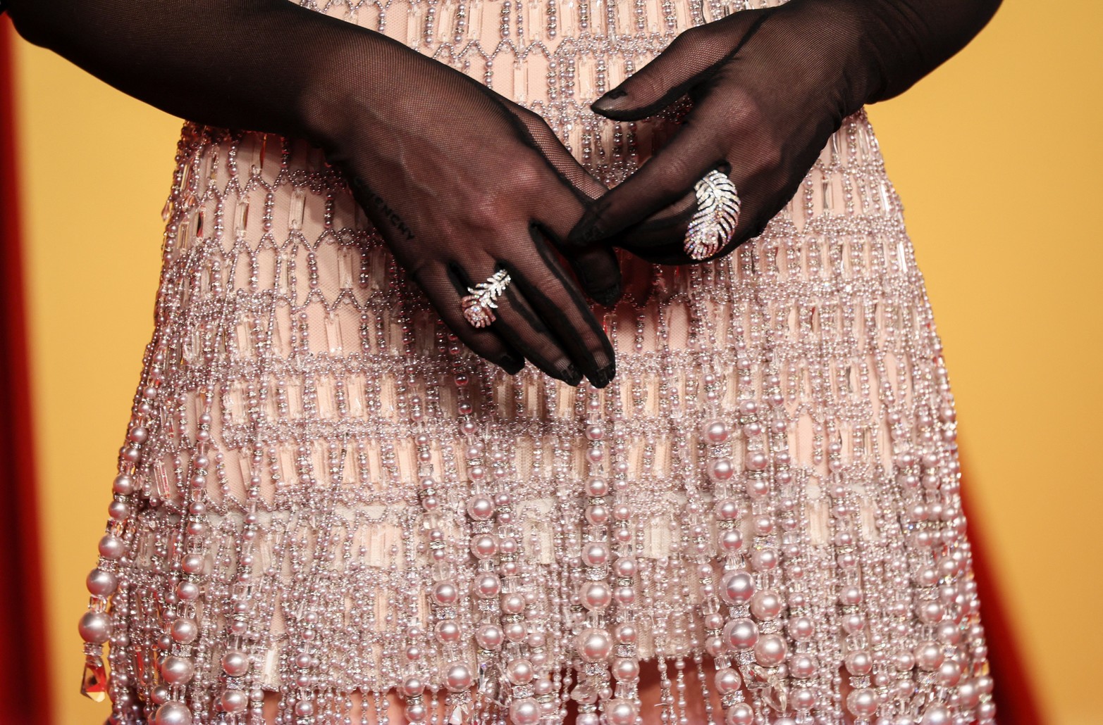 Detalle de los anillos usados ​​por Diane Kruger cuando llega a la fiesta Vanity Fair Oscar después de los 96º Premios de la Academia, conocidos como los Oscar, en Beverly Hills, California, EE.UU.
